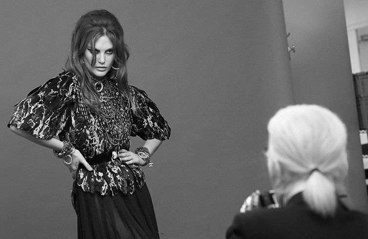 Karl Lagerfeld prepara un kit de prensa con fotos de su colección París en Roma. Foto: Olvivier Saillant (cortesía de Chanel)