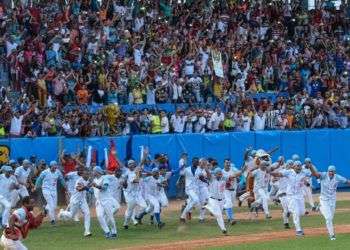 El equipo de los Tigres de Ciego de Ávila se proclamó campeón nacional de la 55 Serie Nacional de Béisbol, al derrotar a los Vegueros de Pinar del Rio, cuatro juegos a tres, en el estadio José Ramón Cepero, de la capital avileña, el 17 de abril de 2016.
ACN FOTO/Marcelino VAZQUEZ HERNANDEZ/rrcc