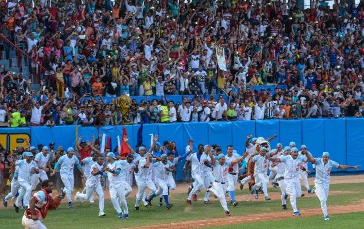 El equipo de los Tigres de Ciego de Ávila se proclamó campeón nacional de la 55 Serie Nacional de Béisbol, al derrotar a los Vegueros de Pinar del Rio, cuatro juegos a tres, en el estadio José Ramón Cepero, de la capital avileña, el 17 de abril de 2016.
ACN FOTO/Marcelino VAZQUEZ HERNANDEZ/rrcc
