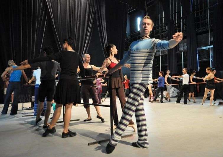 El bailarín Malakhov durante una clase magistral en Cuba. Foto: Yuris Nórido.