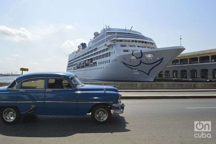 El crucero Adonia, de Carnival, en La Habana. Foto: Marita Pérez Díaz / Archivo.