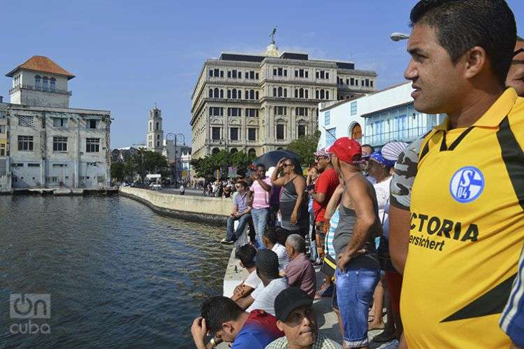 Cubanos esperando la primera llegada del crucero Adonia a La Habana. Foto: Marita Pérez Díaz.