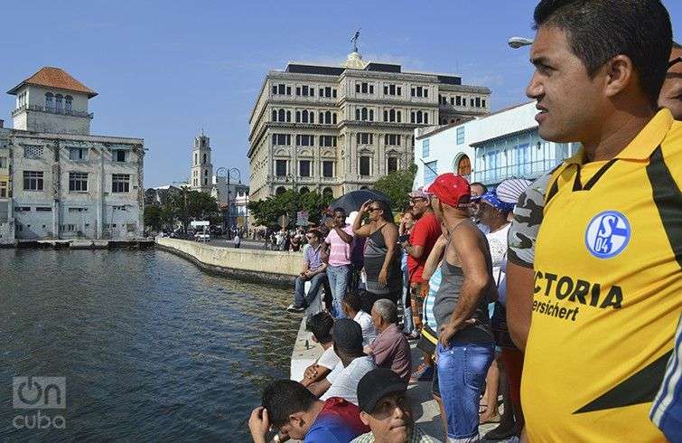 Cubanos esperando la primera llegada del crucero Adonia a La Habana. Foto: Marita Pérez Díaz.