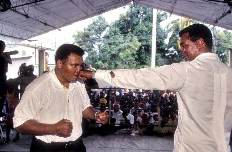 Muhamad Ali y Teofilo Stevenson bromeando en la sala de boxeo Roberto Balado, el 20 de enero de 1996, en La Habana. Foto: Sven Creutzmann/Mambo photo/Getty Images