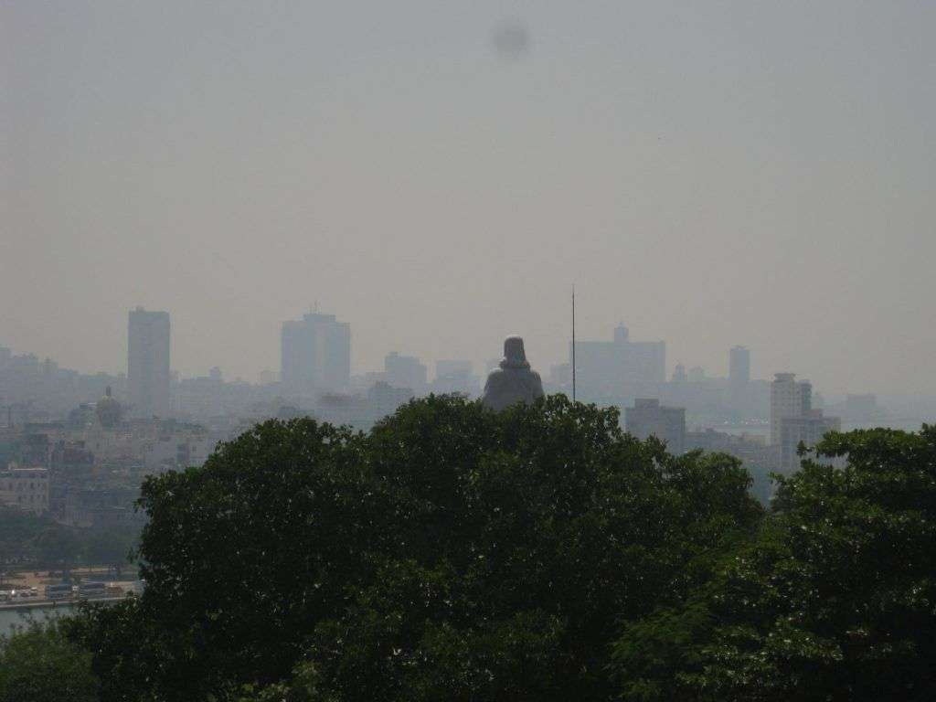 La Habana bajo una densa capa de Polvo del Sahara. Fotografía tomada por el Meteorólogo Lic. Elier Pila desde la Loma de Casablanca, en La Habana, el 15 de agosto del 2014 a las 3:18 p.m.