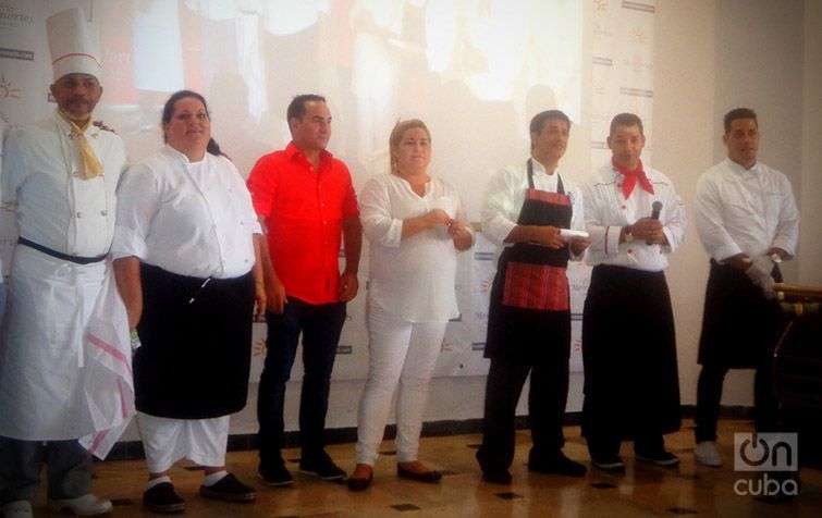 Participantes cubanos junto al chef Javier Ampuero. Foto: Yelena Rodríguez