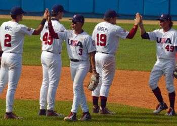 Equipo de EE.UU. celebra su victoria sobre Cuba en Ciego de Ávila. Foto: Cameron Harris / USA Baseball