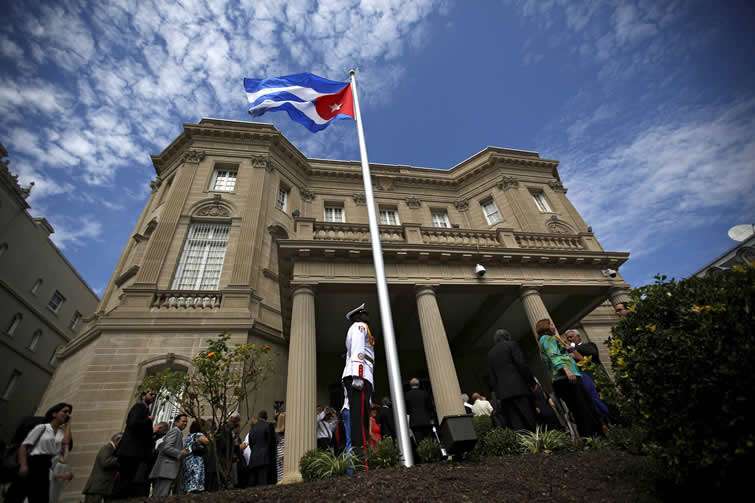 El 20 de julio de 2015 comenzó a ondear la bandera cubana en la sede diplomática de Cuba en Washington. Foto: Reuters