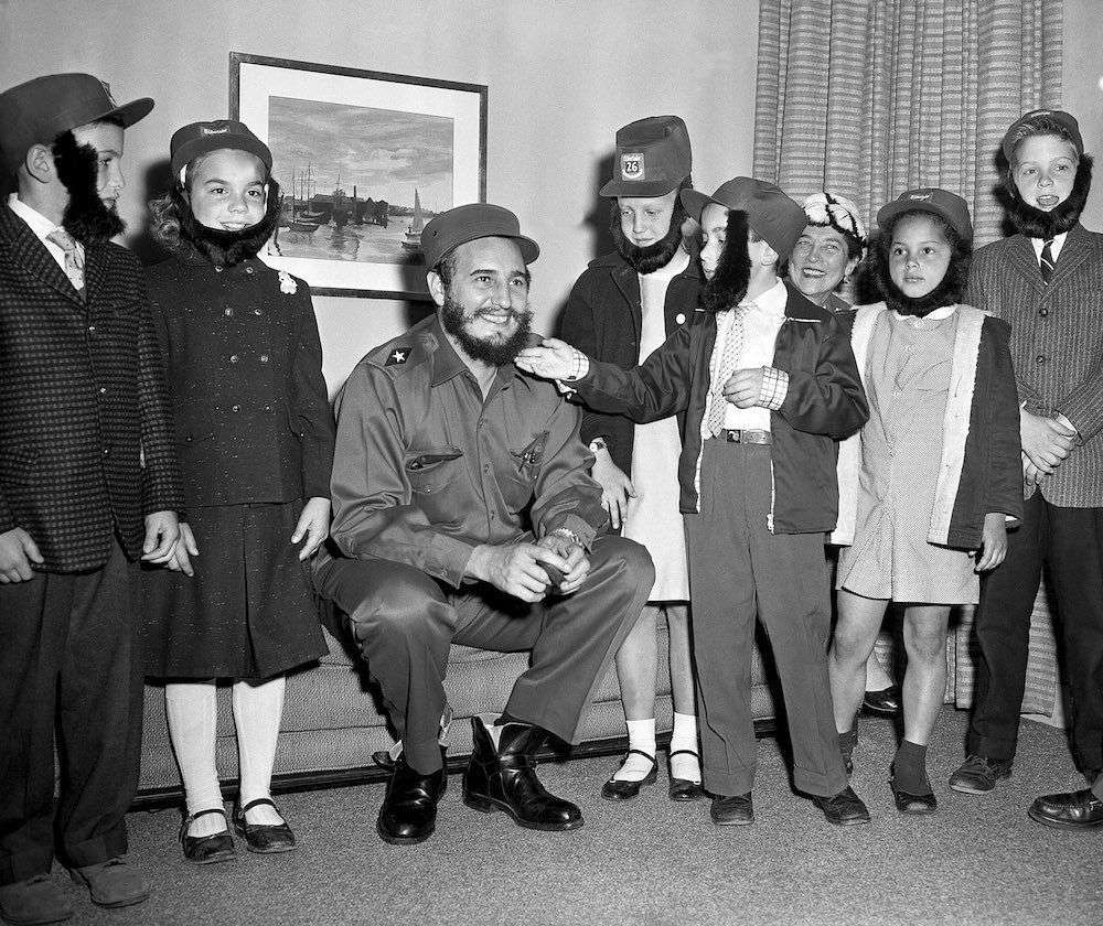 24 de abril de 1959, Fidel Castro visita una escuela de Queens (Nueva York) con su hijo.