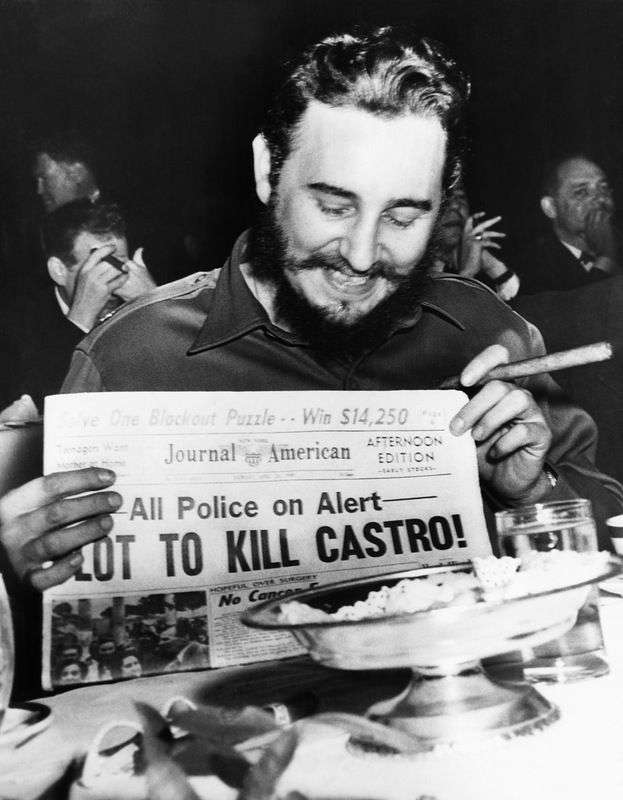En Nueva York. Fidel Castro se ríe de un titular que detalla un plan para asesinarlo. Foto: Bettmann / Corbis.