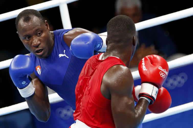 Erislandy Savón (azul) de Cuba, se enfrenta a Lawrence Okolie (rojo) de Gran Bretaña, en las preliminares de la categoría de los 91 Kg del boxeo de los Juegos Olímpicos de Río de Janeiro, en el Pabellón 6 de Riocentro, en Barra de Tijuca, Brasil, el 8 de agosto de 2016. Roberto Morejón / JIT.