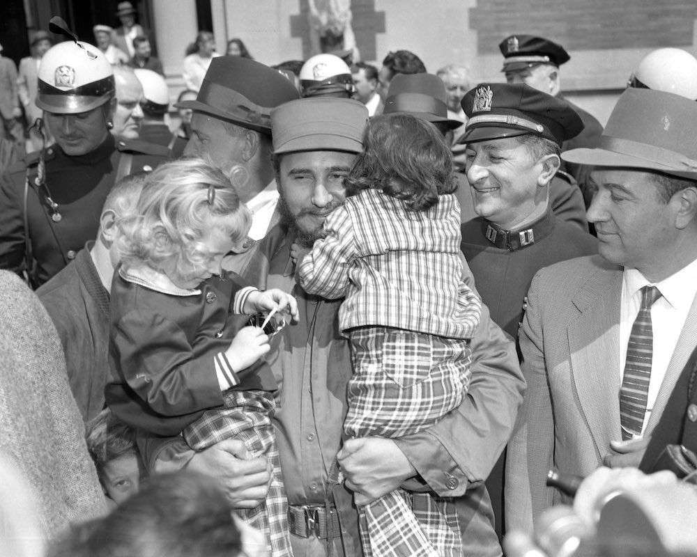 Nueva York. Fidel Castro lleva en brazos a Donna Friedman y Lisa Langer en el Zoológico del Bronx el 22 de abril de 1959.
