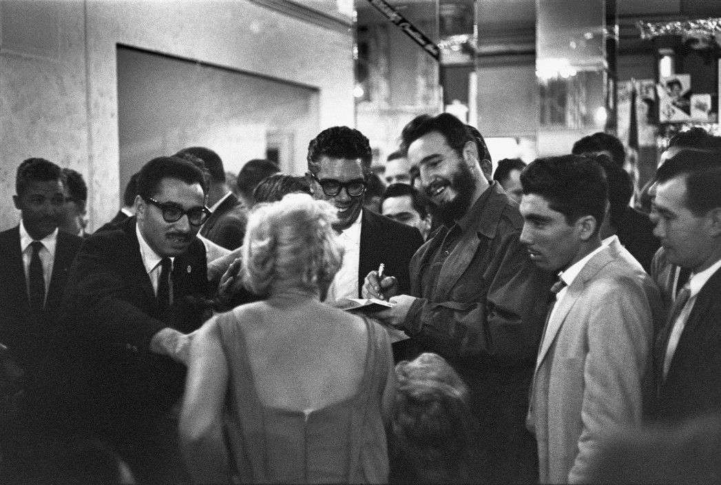 Fidel Castro conversa con periodistas en el Hotel Theresa, distrito de Harlem, 1960, a donde llegó el 20 de septiembre. Foto: Henri Cartier-Bresson.