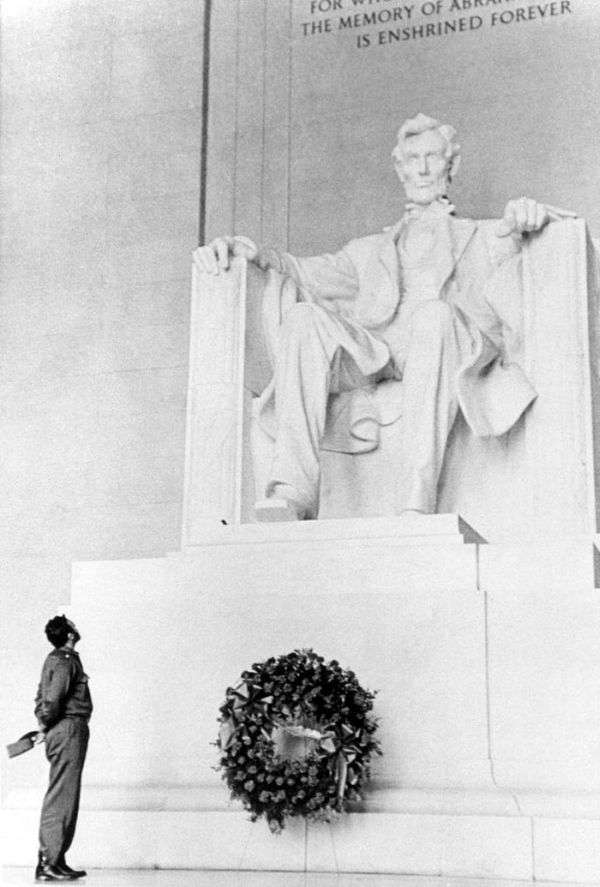 19 de abril. Fidel rinde honores a Lincoln ante el Mausoleo en Washington.