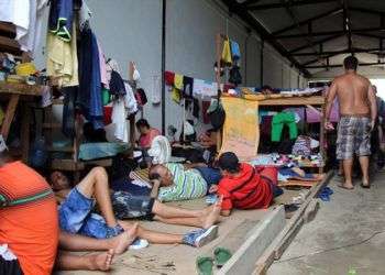 Cubanos hacinados en bodega de Turbo. Foto: EFE.