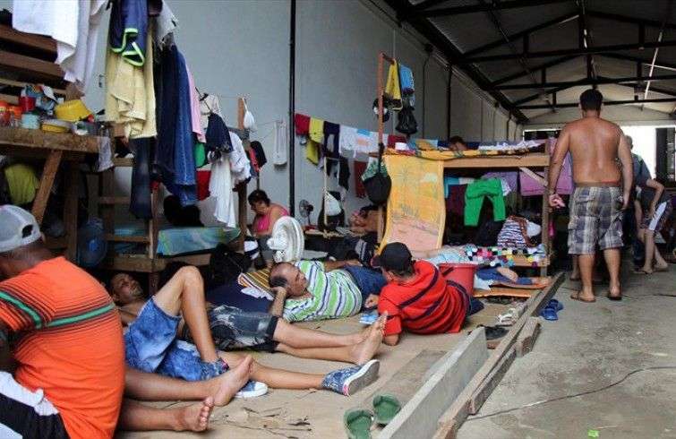 Cubanos hacinados en bodega de Turbo. Foto: EFE.