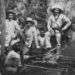 Mambises preparan un lechón asado. Cuba, 1896. Foto tomada de Memorandum Vitae.