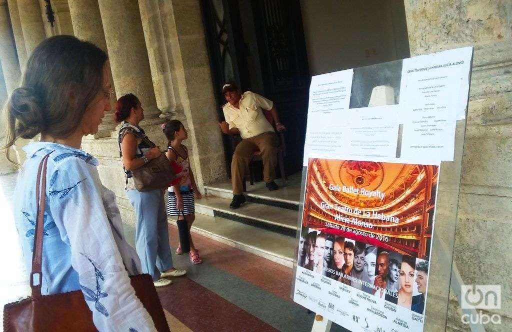 Pasquines del Gran Teatro de La Habana Alicia Alonso anuncian la presentación. Foto: Mónica Rivero.