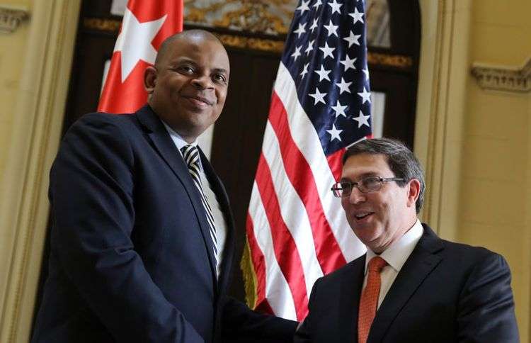 Durante su visita a Cuba en febrero pasado, el secretario de Transporte de Estados Unidos Anthony Foxx y el canciller cubano, Bruno Rodríguez Parrilla. Foto: AP.