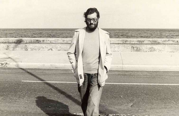 Julio Cortázar en el Malecón habanero.