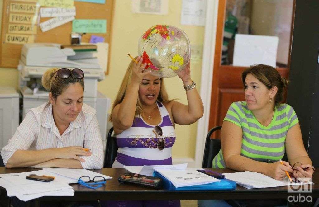 Los estudiantes aprenden inglés en el Ministerio de Refugiados de Kentucky. En el aula la mayoría es de Cuba. La profesora, Katie Mills, lanza una pelota de playa durante la clase. Quien la atrape debe contestar su pregunta. Foto: Tracy Eaton.