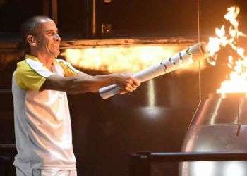 Vanderlei de Lima llevó la llama olímpica al pebetero. Foto: EFE.