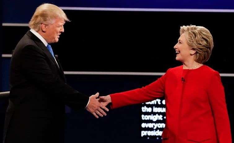 Clinton y Trump se saludan. Foto: Washington Times.