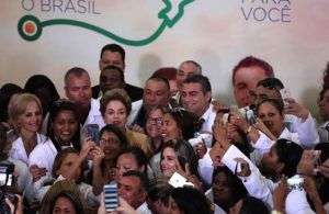 Médicos cubanos del promama "Más Médicos" de Brasil junto a la entonces presidenta Dilma Rousseff. Foto: Archivo.