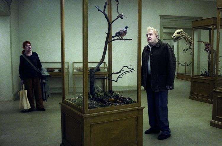 "Una paloma se posó sobre una rama a reflexionar sobre su existencia", del director Roy Andersson.