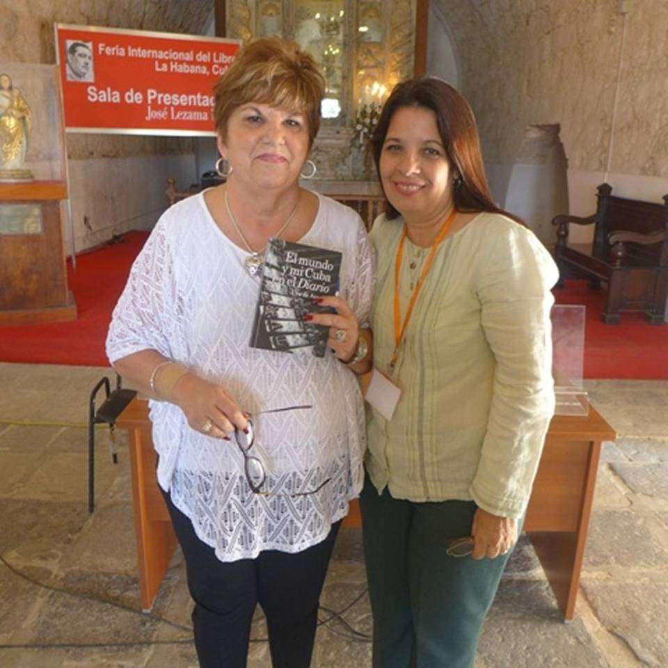 Uva de Aragón y Vitalina Alfonso durante la Feria Internacional del Libro de La Habana. Foto: Tomada de El Nuevo Herald.