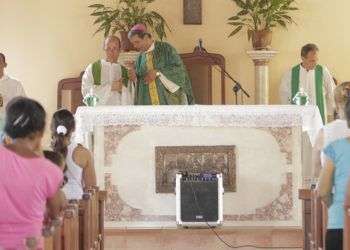 La primera misa en Baracoa, después del paso de Matthew. Foto: Denise Guerra