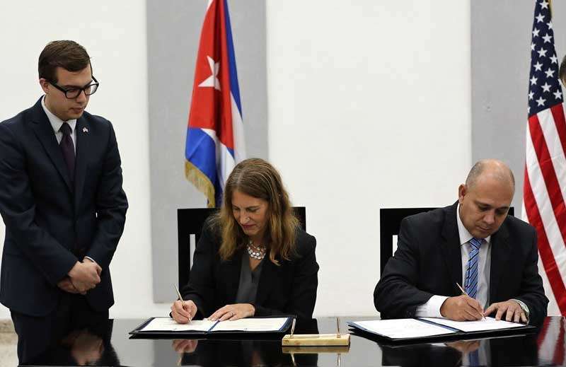 La secretaria de Salud y Servicios de EEUU, Sylvia Burwell, y el ministro de Salud de Cuba, Roberto Morales firman memorando de entendimiento. Foto: Alejandro Ernesto / EFE.