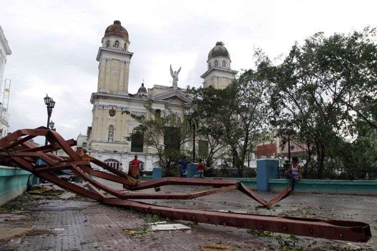 El huracán Sandy, categoría 2, se ensañó con la ciudad de Santiago de Cuba el 25 de ocutbre de 2012. Foto: Franklin Reyes / AP.