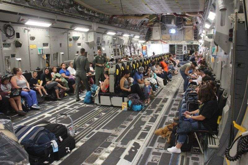 Así se evacuó al personal civil de la Base Naval de Guantánamo. Foto: Reuters