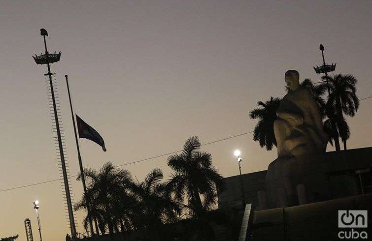 La Plaza de la Revolución esta madrugada. Foto: Ismario Rodríguez.