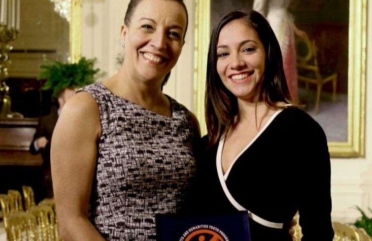 Lizt Alfonso a la izquierda, junto a la alumna Eliannys Pérez, al recibir el premio internacional en Artes y Humanidades en la Casa Blanca. Foto: María Peña / Impremedia.