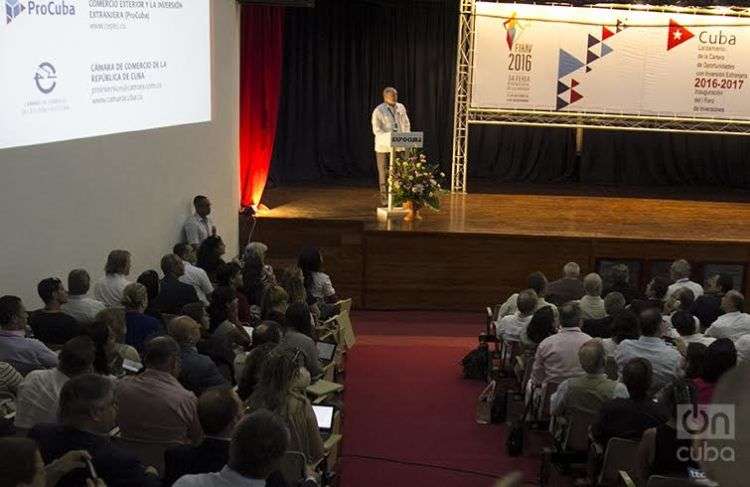 Presentación de Rodrigo Malmierca, ministro del Comercio Exterior y la Inversión Extranjera de Cuba, en el I Foro de Inversiones en FIHAV 2016. Foto: Regino Sosa.