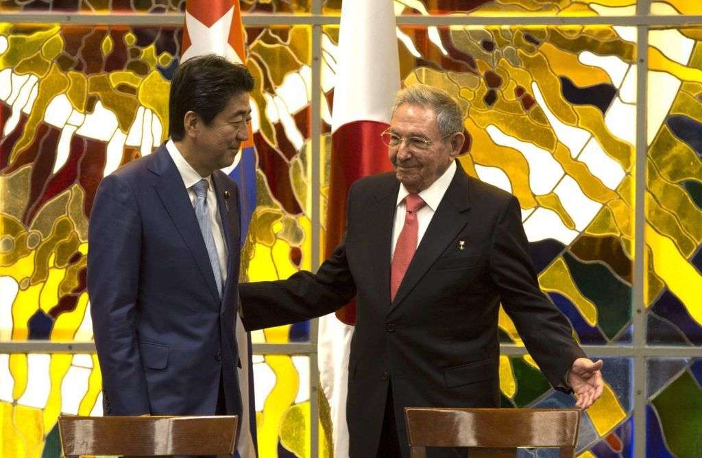 Presidente Raúl Castro y el primer ministro japonés Shinzo Abe, en La Habana, 22 de septiembre. Foto: Ismael Francisco / Cubadebate.