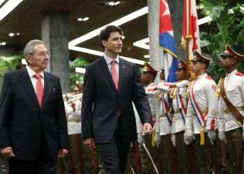 A pesar de las dolencias reportadas por diplomáticos canadienses en La Habana, las relaciones entre Cuba y Canadá no han sido afectadas. En la foto, recibimiento del presidente cubano Raúl Castro al primer ministro canadiense, Justin Trudeau, durante su visita oficial a Cuba en noviembre de 2016. Foto: Justin Trudeau en Facebook.