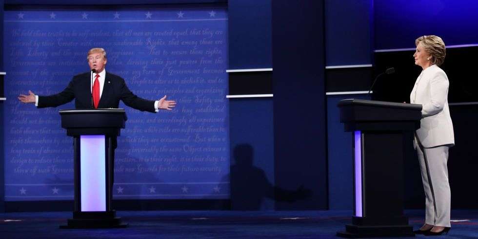 Clinton y Trump durante el tercer y último debate presidencial.