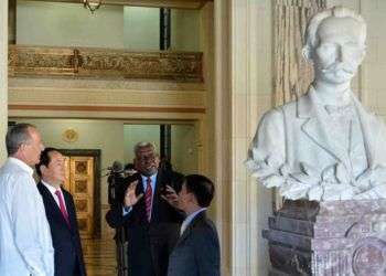 Reapertura del Capitolio. Al centro el presidente de Viet Nam Tran Dai Quang y Esteban Lazo, presidente del Parlamento cubano. Foto: sitio oficial del Parlamento Cubano.