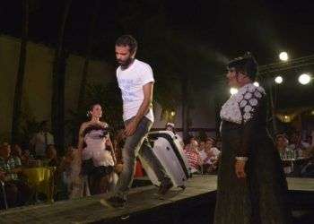 Pedro Franco (al centro) en plena representación teatral. Foto: perfil de Facebook de Teatro El Portazo.