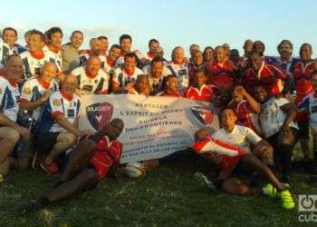 Miembros de la asociación francesa Rugby French Flair junto a jugadores cubanos. Foto: Eric Caraballoso.