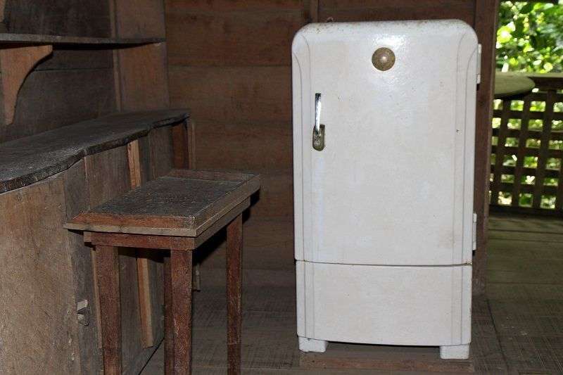 El queroseno alimentaba este refrigerador, que se usaba para almacenar medicinas y alimentos. Los rebeldes cocinaban de noche para que los aviones enemigos no pudieran detectar el humo de sus fuegos. Foto: Tracey Eaton.