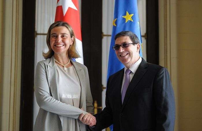 Federica Mogherini, jefa de la diplomacia europea junto al canciller cubano Bruno Rodríguez en el Ministerio de Relaciones Exteriores de Cuba, en marzo de 2016. Foto: Adalberto Roque / AFP.