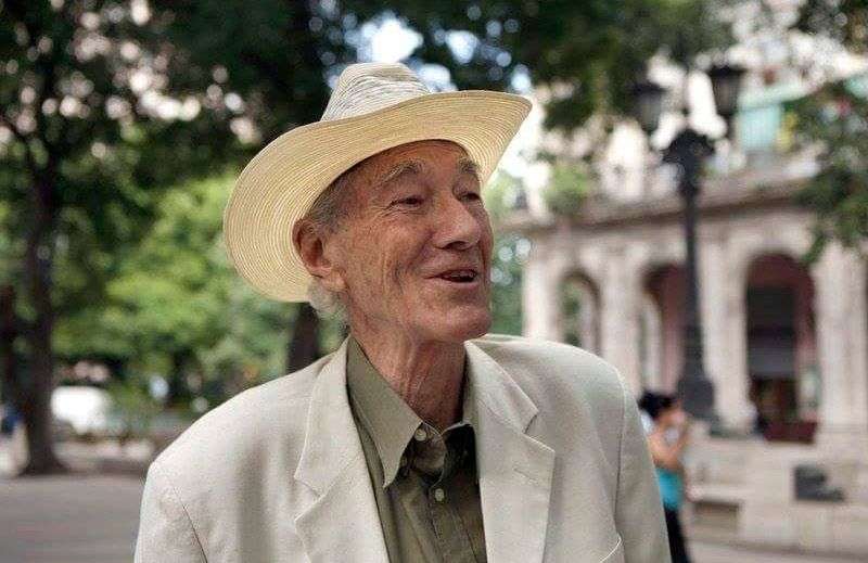 Enrique Cirules en el paseo del Prado, La Habana.
