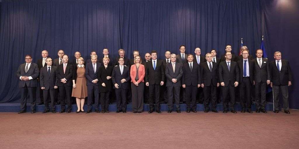 Foto de familia tras la firma del Acuer­do de Diálogo Político y Cooperación. Foto: Unión Europea.