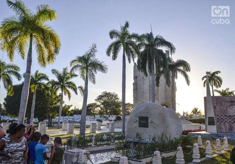 Cementerio de Santa Ifigenia, Santiago de Cuba. Delante, la tumba de Fidel Castro; detrás, el Mausoleo de José Martí. Foto: Kaloian.