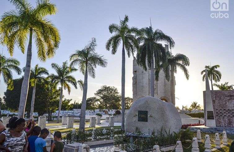Cementerio de Santa Ifigenia, Santiago de Cuba. Delante, la tumba de Fidel Castro; detrás, el Mausoleo de José Martí. Foto: Kaloian.