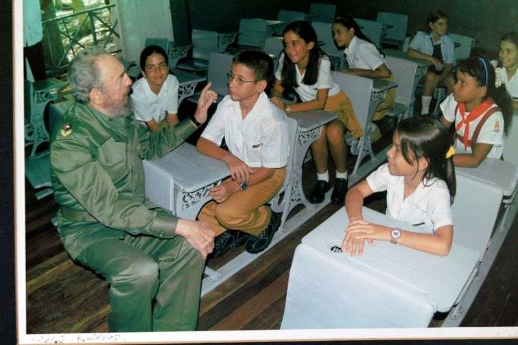 Fidel Castro visitó su antigua escuela en Birán el 23 de septiembre de 2003, cien años después del nacimiento de su madre. Una foto colgada en la pared de la escuela lo muestra sentado en la primera fila y hablando con los estudiantes visitantes. Foto: Tracey Eaton.